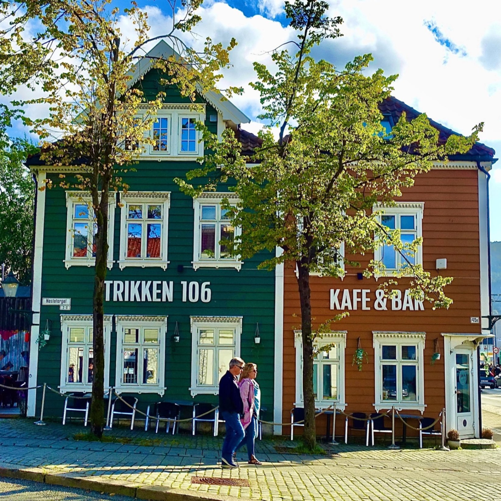 Trikken Pub fasaden i Nøstegaten i Bergen med grønn og rød trebygning
